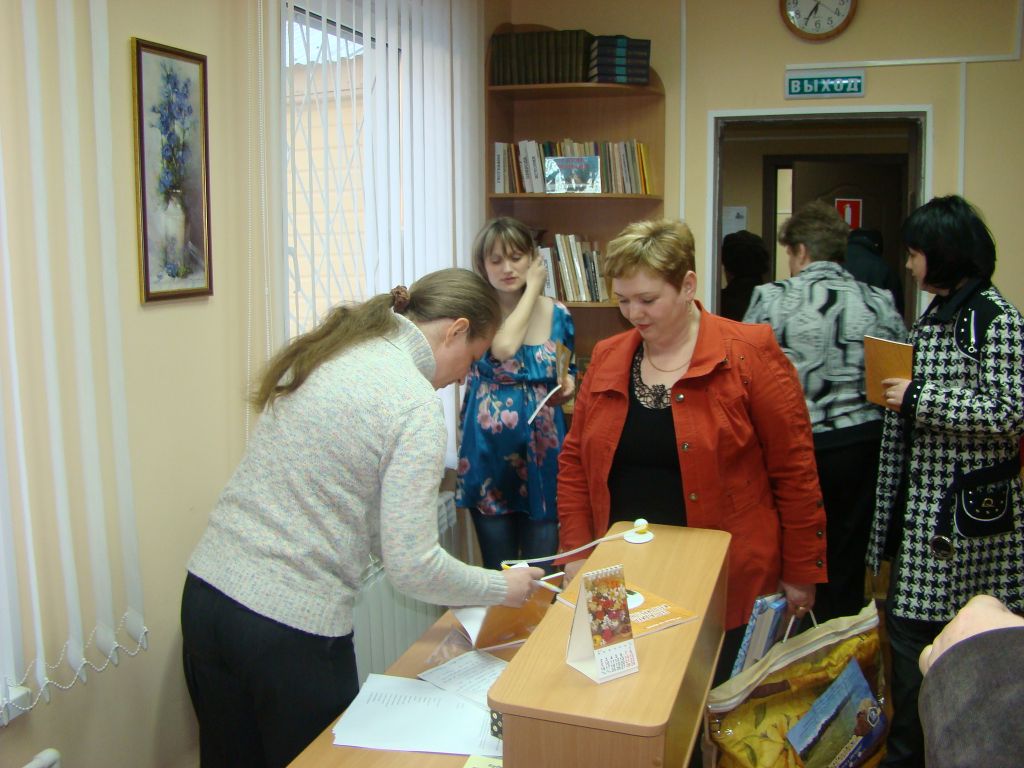 <p>
	Автор Э. Фролова подписыват читателям свою книгу о деревне Юдиха.</p>
