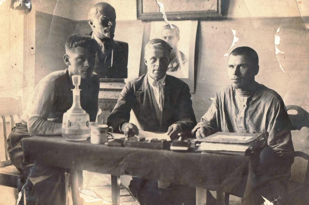 В сельсовете 1937 г. слева - Горохов Алексей Михайлович, в центре - Подъячин Пётр Самонович, справа - Гуськов Иван Дмитриевич