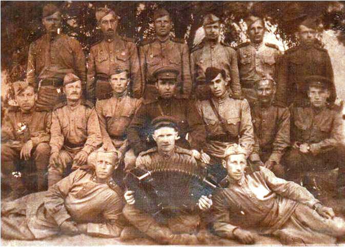 Зубков Федор Иванович, житель деревни Куземино, с однополчанами